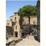 Immer noch der Platz an der Rocca Monaldeschi della Cevara